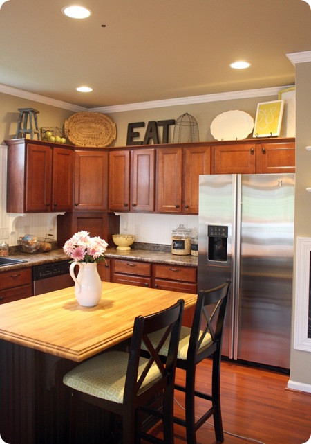 How To Decorate Above Kitchen Cabinets From Thrifty Decor Chick how-to-decorate-above-kitchen-cabinets-from-thrifty-decor-chick